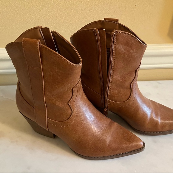 Universal Thread Tan Western Booties; Size 6 - Picture 4 of 5